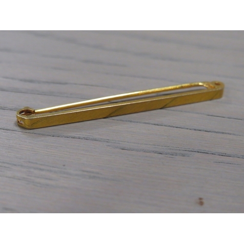 197 - A HALLMARKED 9CT GOLD BAR BROOCH, approx L 4.3 cm, approx 1.85 g