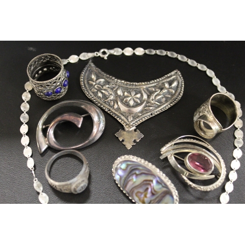 223 - A COLLECTION OF VINTAGE COSTUME JEWELLERY TO INCLUDE ASSORTED SILVER BROOCHES