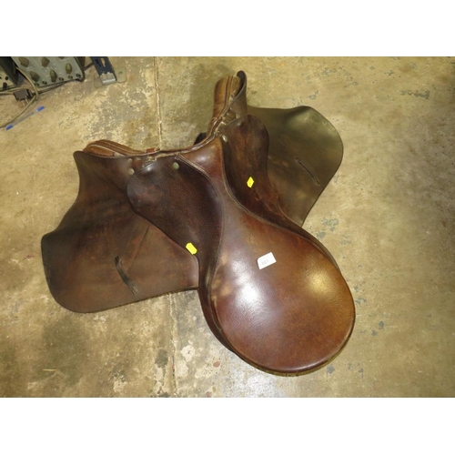 661 - A LEATHER HORSE RIDING SADDLE
