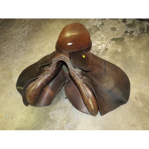 661 - A LEATHER HORSE RIDING SADDLE