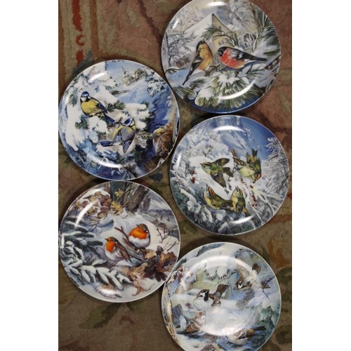 78 - FIVE TRAYS OF ASSORTED COLLECTORS PLATES , CABINET PLATES ETC