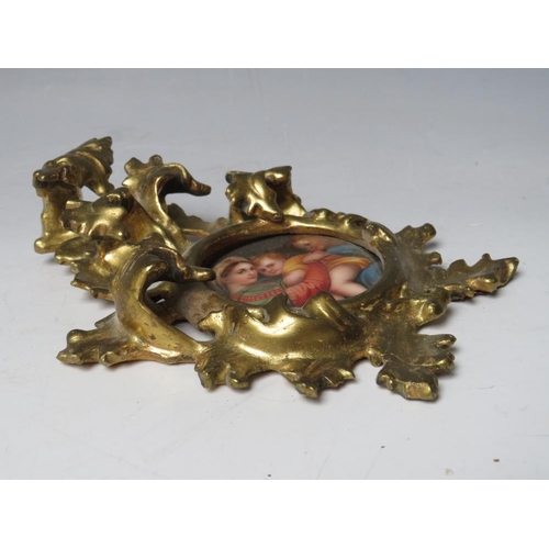 107 - AFTER RAPHAEL - A 19TH CENTURY CONTINENTAL CIRCULAR PORCELAIN PLAQUE OF THE MADONNA & CHILD, unsigne... 