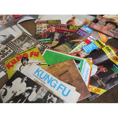 106 - A LARGE SELECTION OF VINTAGE BRUCE LEE EPHEMERA TO INCLUDE POSTERS, MAGAZINES AND CUTTINGS