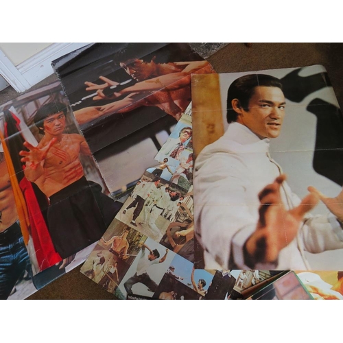 106 - A LARGE SELECTION OF VINTAGE BRUCE LEE EPHEMERA TO INCLUDE POSTERS, MAGAZINES AND CUTTINGS