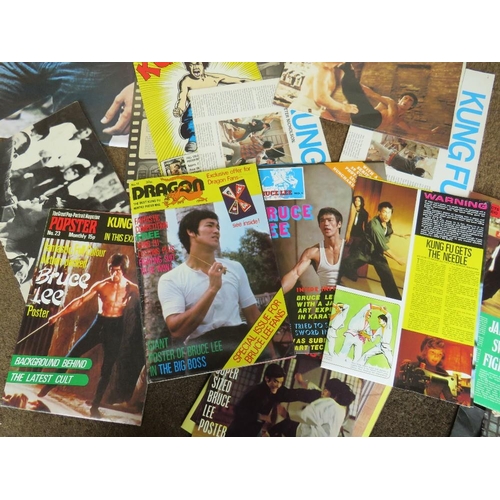 106 - A LARGE SELECTION OF VINTAGE BRUCE LEE EPHEMERA TO INCLUDE POSTERS, MAGAZINES AND CUTTINGS