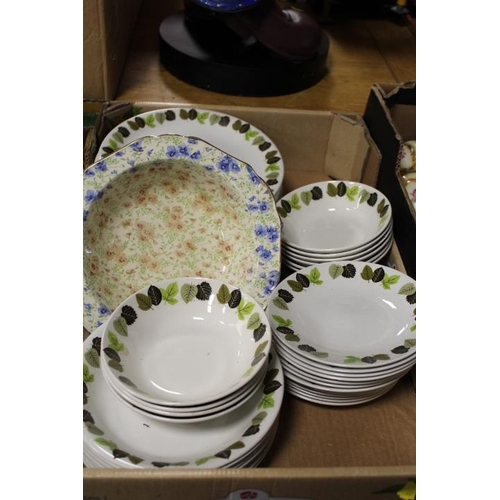 115 - FOUR TRAYS OF ASSORTED CERAMICS TO INCLUDED DRESSING TABLE ITEMS