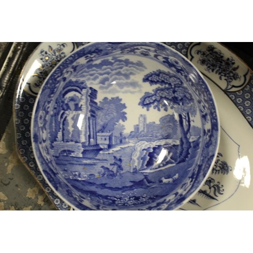 147 - A SELECTION OF BLUE AND WHITE CERAMICS TO INCLUDE A SPODE BOWL