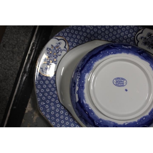 147 - A SELECTION OF BLUE AND WHITE CERAMICS TO INCLUDE A SPODE BOWL