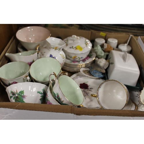 156 - TWO TRAYS OF ASSORTED CERAMICS TO INCLUDE OLD COUNTRY ROSES . PARAGON, AYNSLEY ETC 