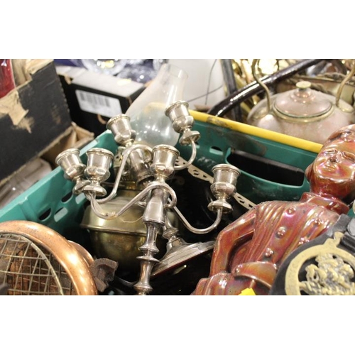 168 - A TRAY OF ASSORTED METAL WARE TO INCLUDE A VINTAGE DUTCH BOY COMPANION SET STAND, HORSE BRASSES ETC