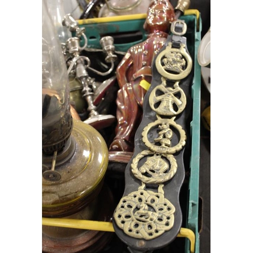 168 - A TRAY OF ASSORTED METAL WARE TO INCLUDE A VINTAGE DUTCH BOY COMPANION SET STAND, HORSE BRASSES ETC