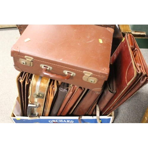 186 - A COLLECTION OF VINTAGE LUGGAGE