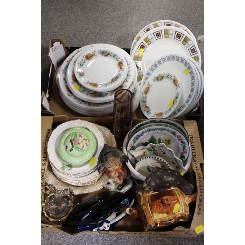 198 - A TRAY OF RETRO STYLE DINNER PLATES TOGETHER WITH A SMALL TRAY OF ASSORTED CERAMICS