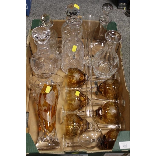 206 - A TRAY OF ASSORTED GLASSWARE TO INCLUDE WINE GLASSES AND DECANTER