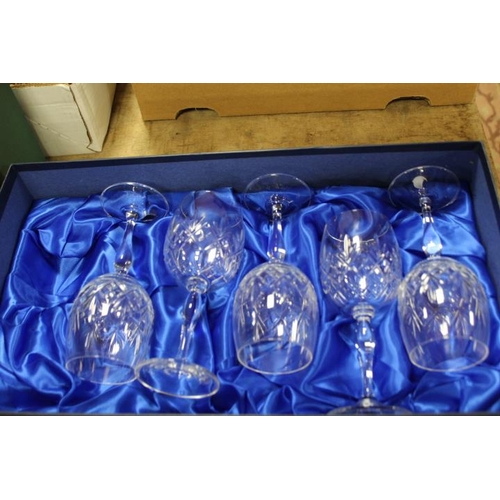 89 - TWO TRAYS OF ASSORTED GLASSWARE TO INCLUDE DECANTERS TOGETHER WITH A BOX OF WINE GLASSES (3)