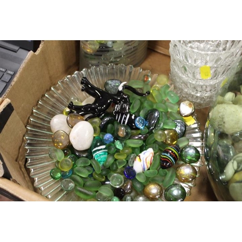 94 - A TRAY OF GLASSWARE TO INCLUDE LARGE GREEN VESSEL FILLED WITH PEBBLES AND GLASS BEADS