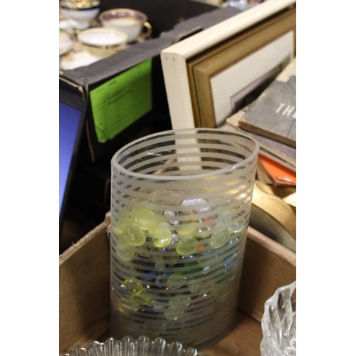 94 - A TRAY OF GLASSWARE TO INCLUDE LARGE GREEN VESSEL FILLED WITH PEBBLES AND GLASS BEADS