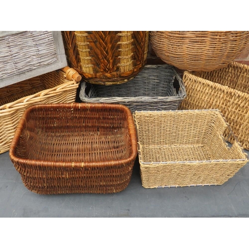 234 - A QUANTITY OF WICKERWARE / BASKETS ETC