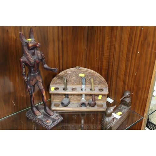 252 - A VINTAGE PIPE RACK TOGETHER WITH  TWO EGYPTIAN STYLE FIGURES (3)