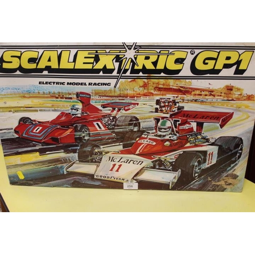 256 - A BOXED VINTAGE SCALEXTRIC P1 SET CONTENTS UNCHECKED