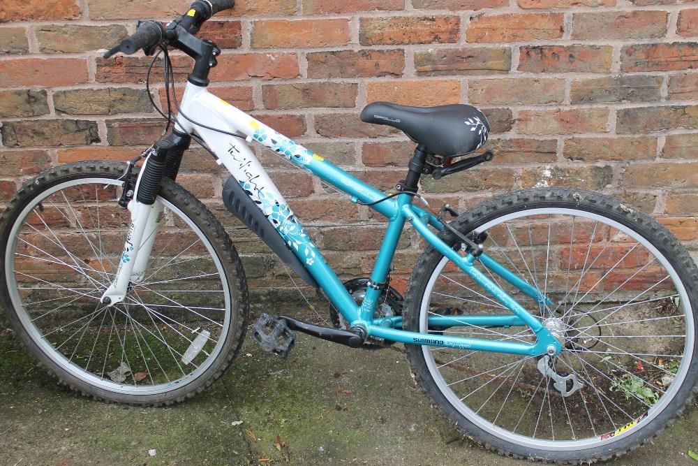 Apollo ladies hybrid bike hot sale