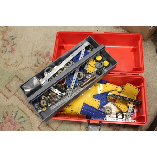 117 - A TRAY OF COLLECTABLE TOYS TO INCLUDE TONKA  TOGETHER WITH A TOOLBOX CONTAINING MECCANO