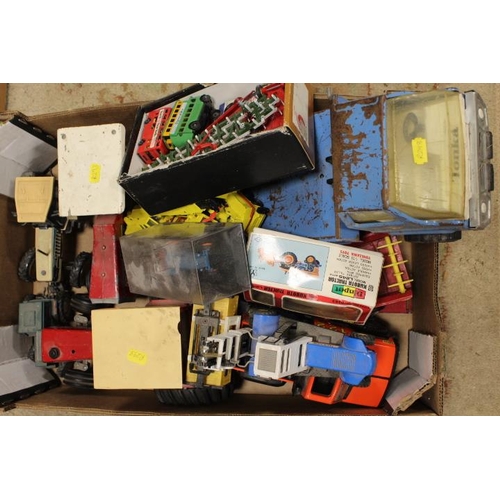 117 - A TRAY OF COLLECTABLE TOYS TO INCLUDE TONKA  TOGETHER WITH A TOOLBOX CONTAINING MECCANO