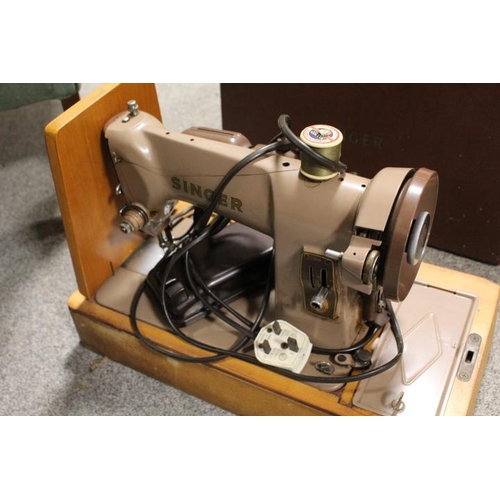 148 - A VINTAGE CASED ELECTRIC SINGER SEWING MACHINE (UNCHECKED)