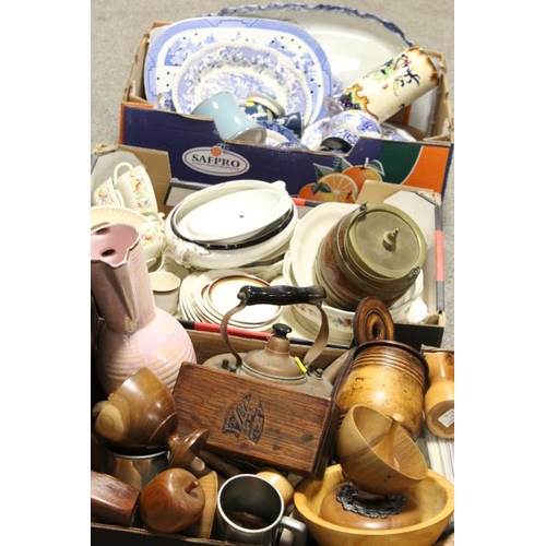 180 - TWO TRAYS OF CERAMICS AND SUNDRIES TO INCLUDE FIRST DAY COVERS TOGETHER WITH A TRAY OF BLUE/WHITE CE... 