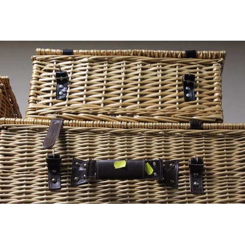 186 - A QUANTITY OF ASSORTED HAMPERS AND WICKER BASKETS