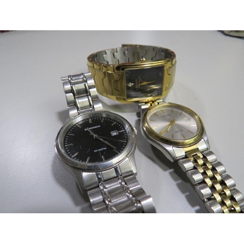 296 - THREE GENTS WRISTWATCHES COMPRISING AN ACCURIST DIAMOND, A SEKONDA 50M AND A CITIZEN WR100