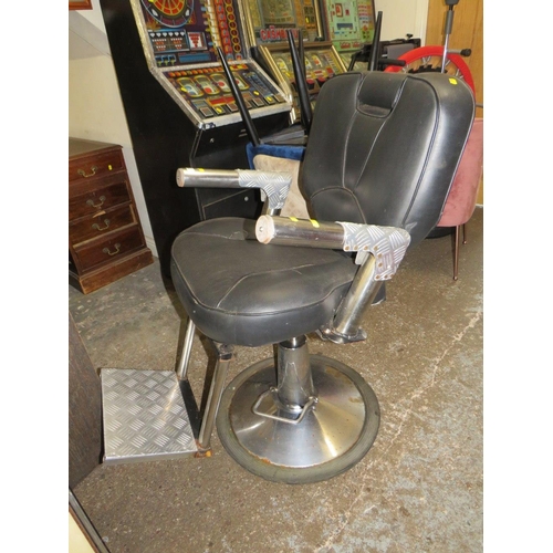 804 - A RETRO STYLE BARBERS CHAIR