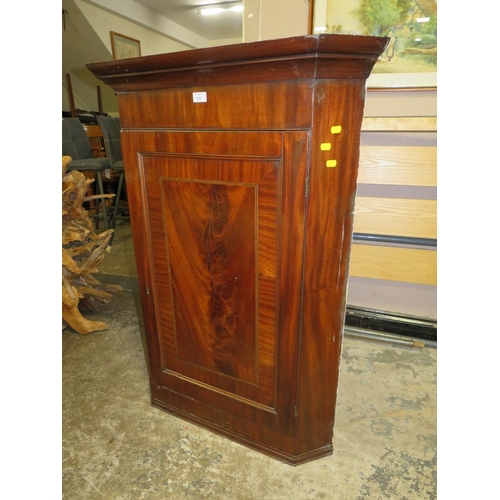 807 - AN ANTIQUE MAHOGANY HANGING CORNER CUPBOARD