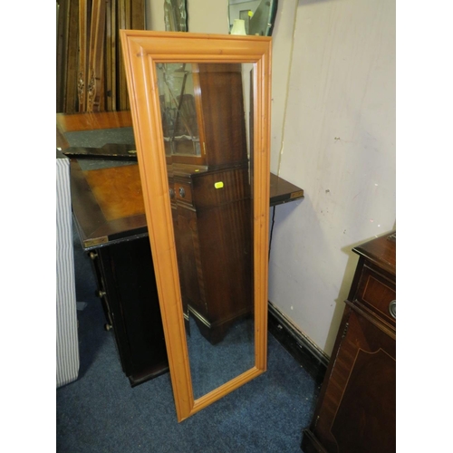 817 - A COLLECTION OF FIVE ASSORTED WALL MIRRORS TO INC AN ETCHED EXAMPLE (5)