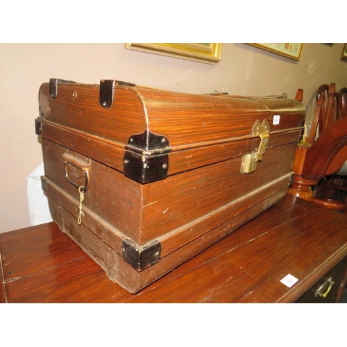 838 - A VINTAGE TIN TRUNK TOGETHER WITH A SMALL TRIPOD TABLE AND A WOODEN GRAIN BIN A/F