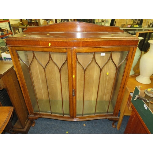 846 - A MID 20TH CENTURY OAK GLAZED CHINA CABINET