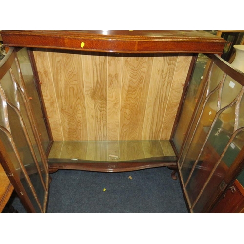 846 - A MID 20TH CENTURY OAK GLAZED CHINA CABINET