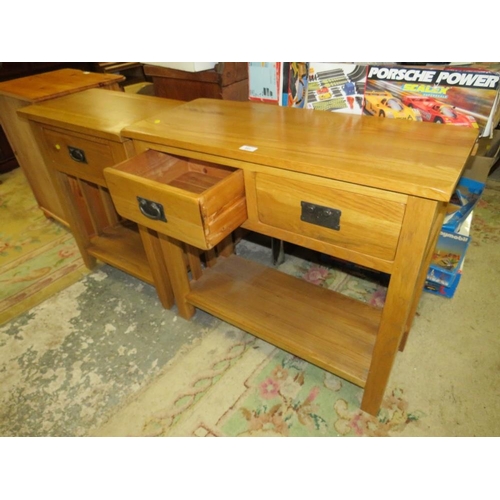 864 - A MODERN LIGHT OAK TWO DRAWER CONSOLE TABLE TOGETHER WITH A SINGLE DRAWER LAMP TABLE (2)