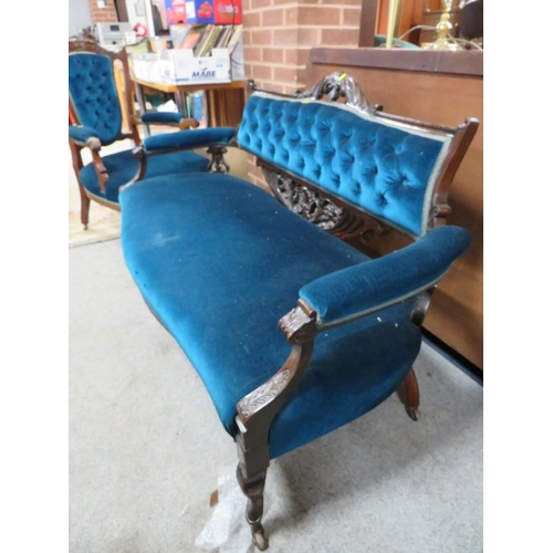 867 - AN EDWARDIAN MAHOGANY UPHOLSTERED SETTEE