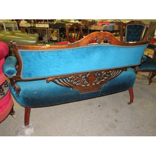 867 - AN EDWARDIAN MAHOGANY UPHOLSTERED SETTEE