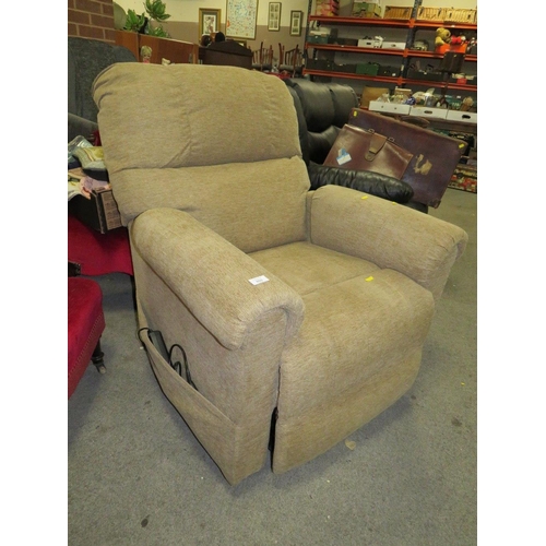 869 - AN ELECTRIC RISE / RECLINE ARMCHAIR - HOUSE CLEARANCE