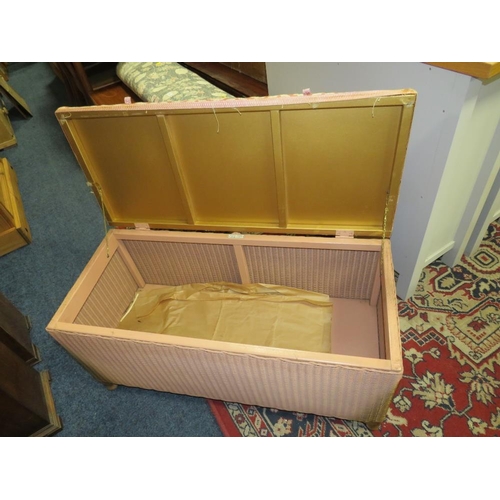 878 - A LLOYD LOOM CHAIR TOGETHER WITH A LINEN BOX