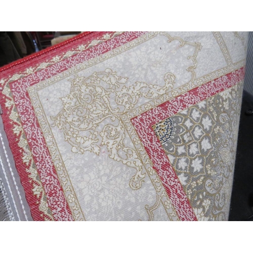 881 - A MODERN SILK RUG 184 X 121 cm