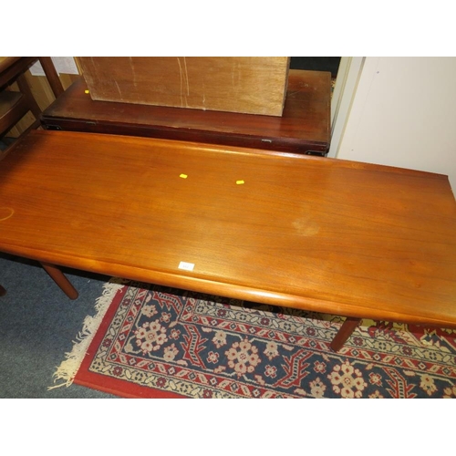 882 - A RETRO TEAK COFFEE TABLE - L 152 cm