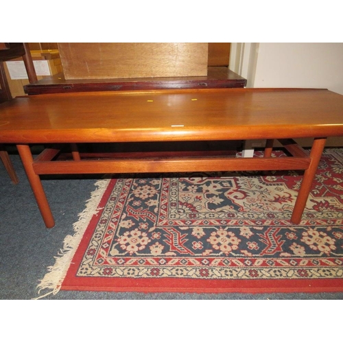 882 - A RETRO TEAK COFFEE TABLE - L 152 cm