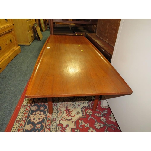 882 - A RETRO TEAK COFFEE TABLE - L 152 cm