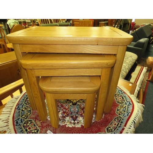 884 - A MODERN OAK NEST OF TABLES - LARGEST W 69 cm