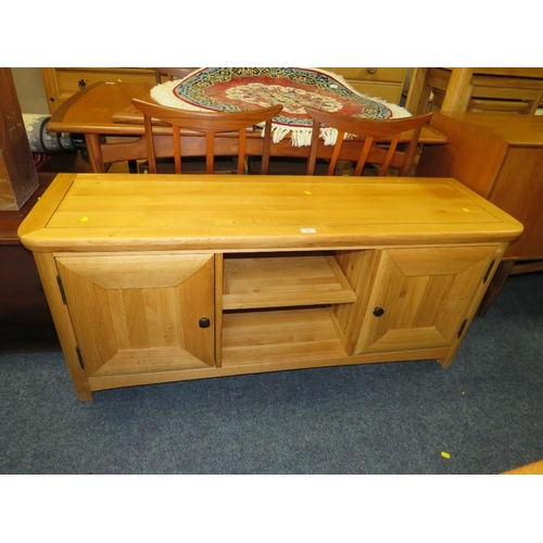 890 - A MODERN OAK SIDEBOARD / UNIT - W 140 cm