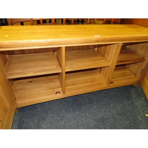 890 - A MODERN OAK SIDEBOARD / UNIT - W 140 cm