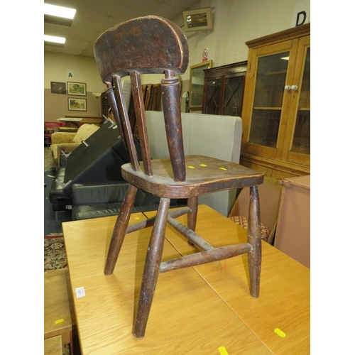 893 - A SMALL VINTAGE CHILDS CHAIR